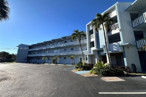 Condo in Hollywood, Florida, 1 bedroom № 2026375 - photo 25
