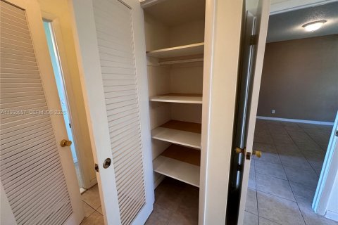 Condo in Hollywood, Florida, 1 bedroom № 2026375 - photo 13