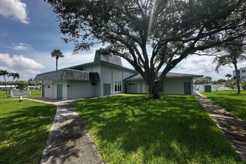 Condo in Hollywood, Florida, 1 bedroom № 2026375 - photo 9