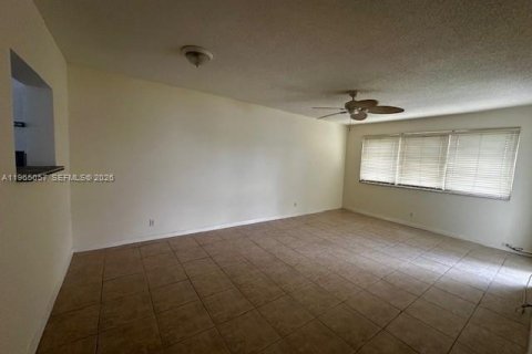 Condo in Hollywood, Florida, 1 bedroom № 2026375 - photo 6