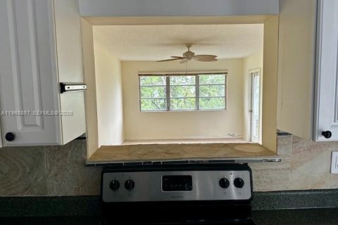 Condo in Hollywood, Florida, 1 bedroom № 2026375 - photo 2