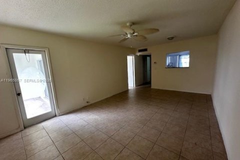 Condo in Hollywood, Florida, 1 bedroom № 2026375 - photo 4