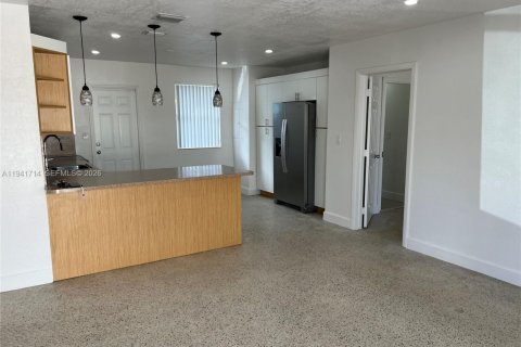 Villa ou maison à louer à Miami, Floride: 3 chambres, 215.72 m2 № 2002497 - photo 2