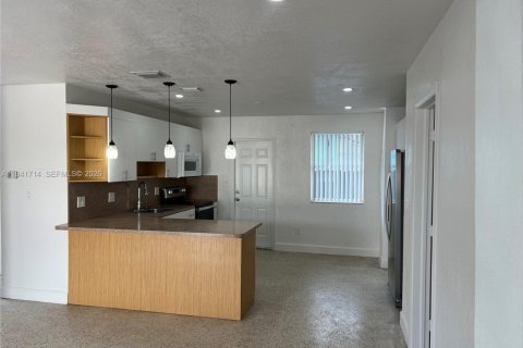 Villa ou maison à louer à Miami, Floride: 3 chambres, 215.72 m2 № 2002497 - photo 3