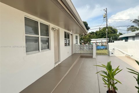 Villa ou maison à louer à Miami, Floride: 3 chambres, 215.72 m2 № 2002497 - photo 13