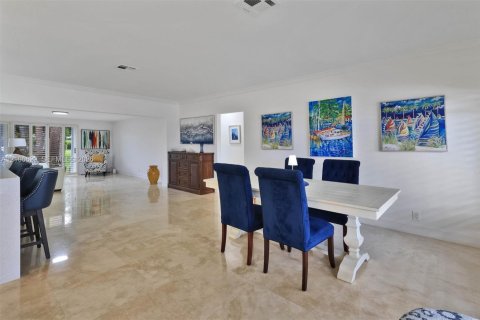 Villa ou maison à vendre à Lauderdale-by-the-Sea, Floride: 2 chambres, 187.66 m2 № 2417955 - photo 9