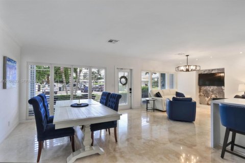 Villa ou maison à vendre à Lauderdale-by-the-Sea, Floride: 2 chambres, 187.66 m2 № 2417955 - photo 10