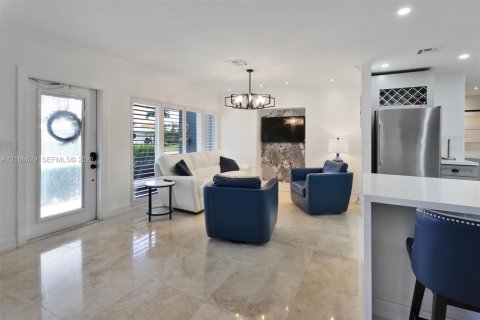 Villa ou maison à vendre à Lauderdale-by-the-Sea, Floride: 2 chambres, 187.66 m2 № 2417955 - photo 12