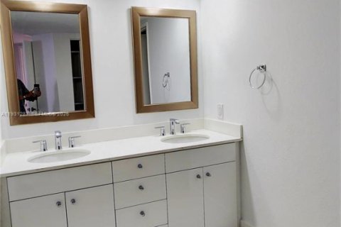 Купить кондоминиум в Майами, Флорида 2 спальни, 114.18м2, № 2088676 - фото 9