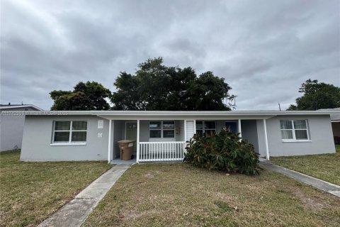 Propiedad comercial en venta en Cape Coral, Florida № 1804296 - foto 1