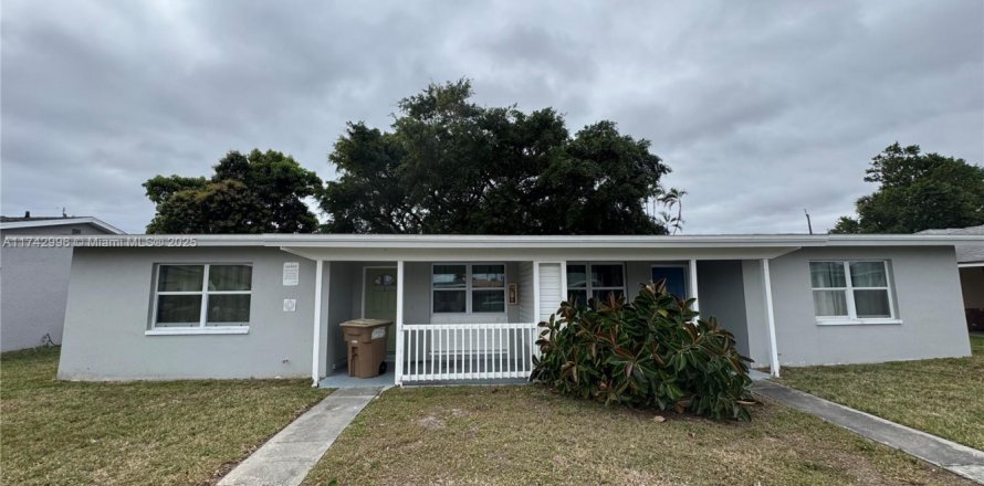 Propiedad comercial en Cape Coral, Florida № 1804296