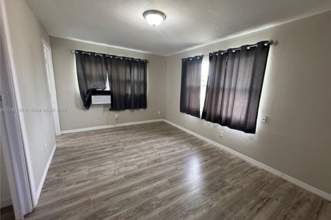 Propiedad comercial en venta en Cape Coral, Florida № 1804296 - foto 4