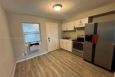 Propiedad comercial en venta en Cape Coral, Florida № 1804296 - foto 2