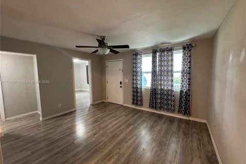 Propiedad comercial en venta en Cape Coral, Florida № 1804296 - foto 3