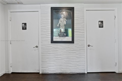 Commercial property in Miami, Florida № 1937669 - photo 20