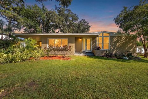 Casa en Temple Terrace, Florida 3 dormitorios, 149.76 m2 № 2360675