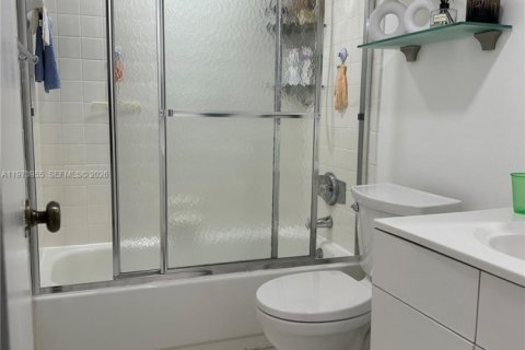 Купить кондоминиум в Майами, Флорида 2 спальни, 78.04м2, № 2033678 - фото 12