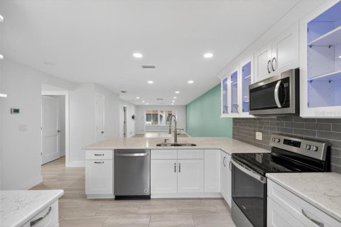 House in Clearwater, Florida 2 bedrooms, 106.84 sq.m. № 1841612 - photo 27