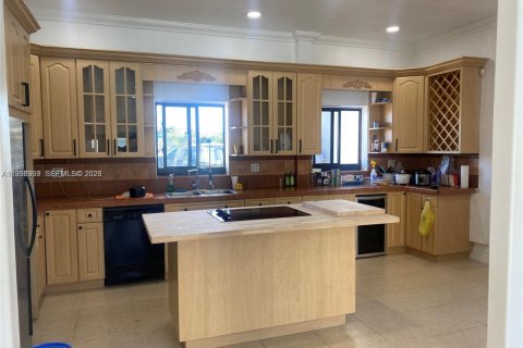 House in Miami, Florida 3 bedrooms, 232.16 sq.m. № 1995991 - photo 4