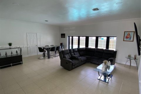 House in Miami, Florida 3 bedrooms, 232.16 sq.m. № 1995991 - photo 3