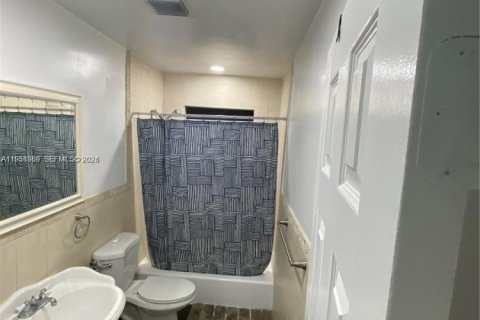 House in Miami, Florida 3 bedrooms, 232.16 sq.m. № 1995991 - photo 6