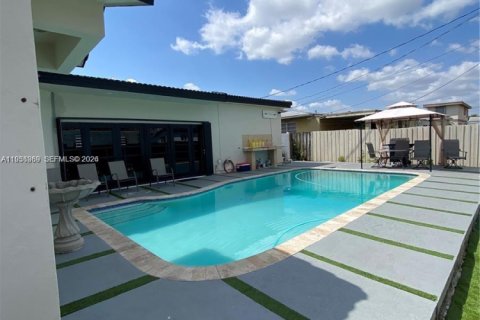 House in Miami, Florida 3 bedrooms, 232.16 sq.m. № 1995991 - photo 2