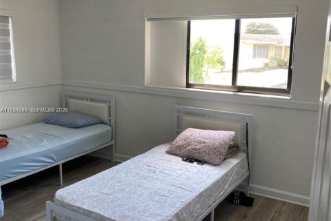 House in Miami, Florida 3 bedrooms, 232.16 sq.m. № 1995991 - photo 5