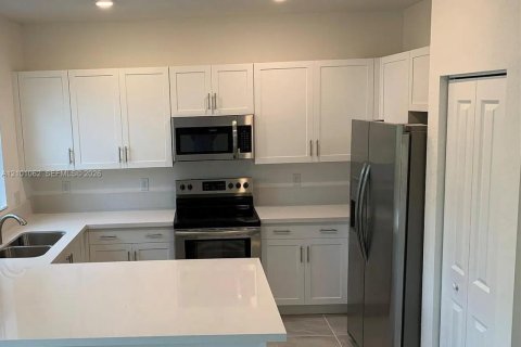 Townhouse in Miami, Florida 3 bedrooms, 137.96 sq.m. № 2402473 - photo 4