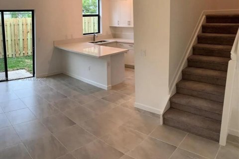 Townhouse in Miami, Florida 3 bedrooms, 137.96 sq.m. № 2402473 - photo 3