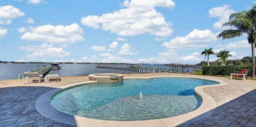House in Daytona Beach, Florida 5 bedrooms, 512.91 sq.m. № 2360703