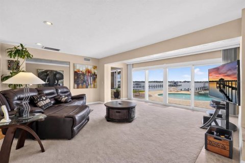 House in Daytona Beach, Florida 5 bedrooms, 512.91 sq.m. № 2360703 - photo 4