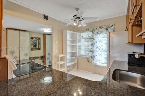 Copropriété à louer à Hallandale Beach, Floride: 2 chambres, 111.48 m2 № 2052639 - photo 2