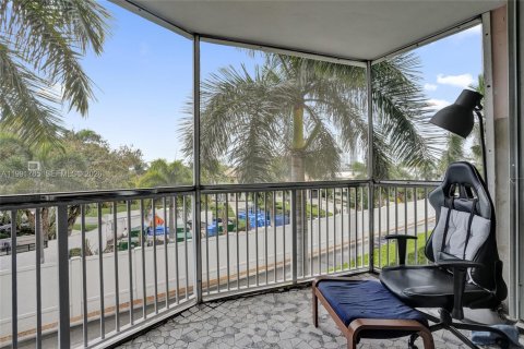 Copropriété à louer à Hallandale Beach, Floride: 2 chambres, 111.48 m2 № 2052639 - photo 17