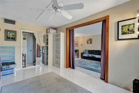 Copropriété à louer à Hallandale Beach, Floride: 2 chambres, 111.48 m2 № 2052639 - photo 13