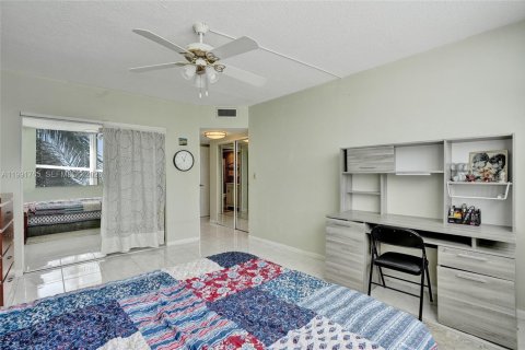 Copropriété à louer à Hallandale Beach, Floride: 2 chambres, 111.48 m2 № 2052639 - photo 11