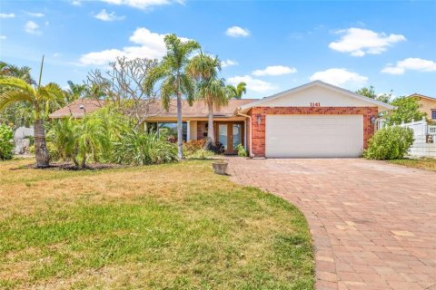 House in Saint Petersburg, Florida 3 bedrooms, 148.27 sq.m. № 1662101 - photo 1