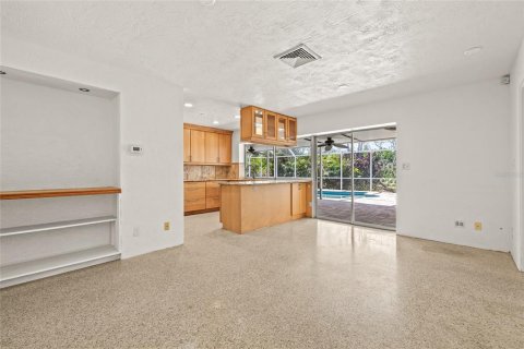 House in Saint Petersburg, Florida 3 bedrooms, 148.27 sq.m. № 1662101 - photo 10