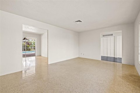 House in Saint Petersburg, Florida 3 bedrooms, 148.27 sq.m. № 1662101 - photo 26