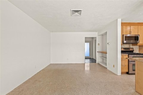 House in Saint Petersburg, Florida 3 bedrooms, 148.27 sq.m. № 1662101 - photo 13