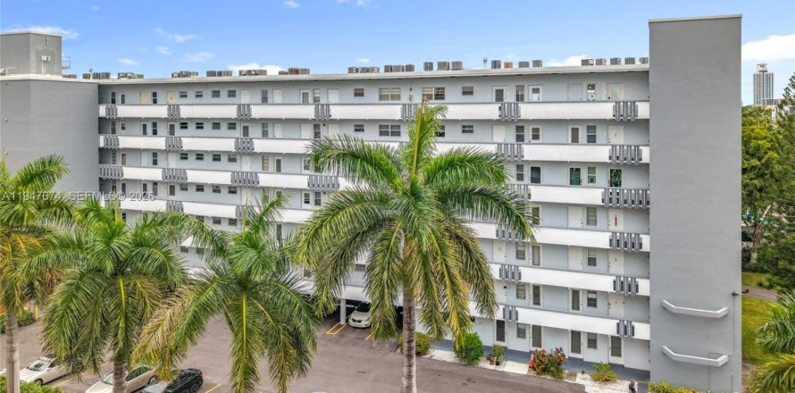 Кондоминиум с 2 спальнями в Халландейл-Бич, Флорида № 2003776