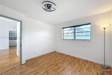 Снять в аренду кондоминиум в Халландейл-Бич, Флорида 2 спальни, 95.41м2, № 2003776 - фото 25