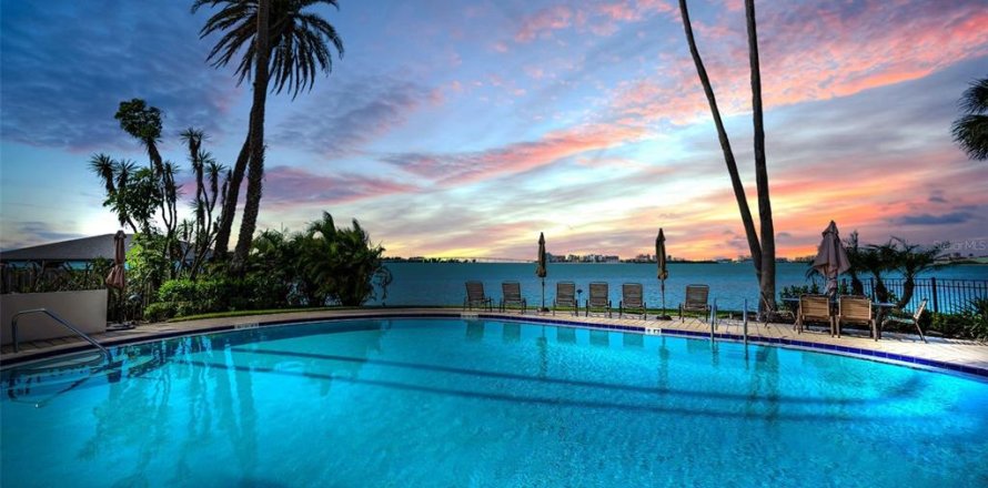 Condominio en Clearwater, Florida, 2 dormitorios № 2345077