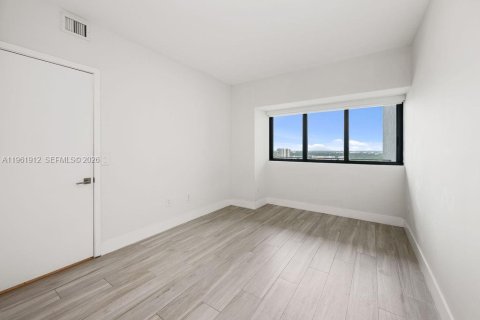 Condo in Miami, Florida, 2 bedrooms  № 2026852 - photo 23