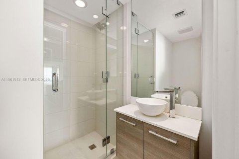 Condo in Miami, Florida, 2 bedrooms  № 2026852 - photo 16