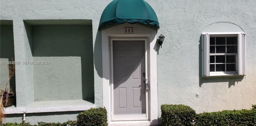 Townhouse in Hypoluxo, Florida 2 bedrooms, 104.79 sq.m. № 2033304