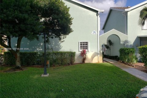Townhouse in Hypoluxo, Florida 2 bedrooms, 104.79 sq.m. № 2033304 - photo 2