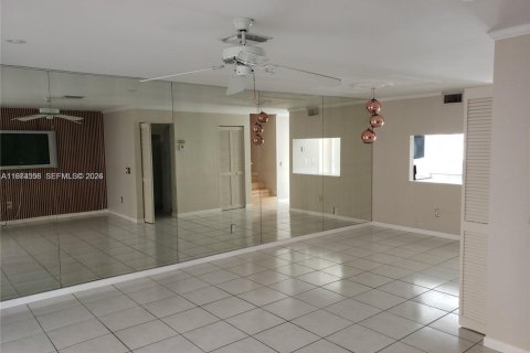Townhouse in Hypoluxo, Florida 2 bedrooms, 104.79 sq.m. № 2033304 - photo 11