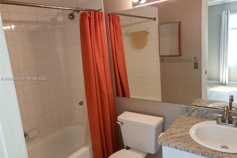 Townhouse in Hypoluxo, Florida 2 bedrooms, 104.79 sq.m. № 2033304 - photo 14