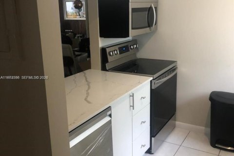 Townhouse in Hypoluxo, Florida 2 bedrooms, 104.79 sq.m. № 2033304 - photo 7