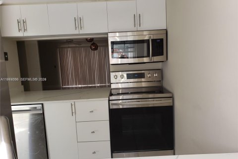 Townhouse in Hypoluxo, Florida 2 bedrooms, 104.79 sq.m. № 2033304 - photo 4